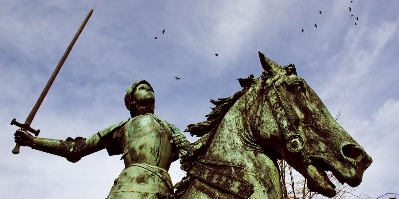 Quelque chose tombe, si lentement…